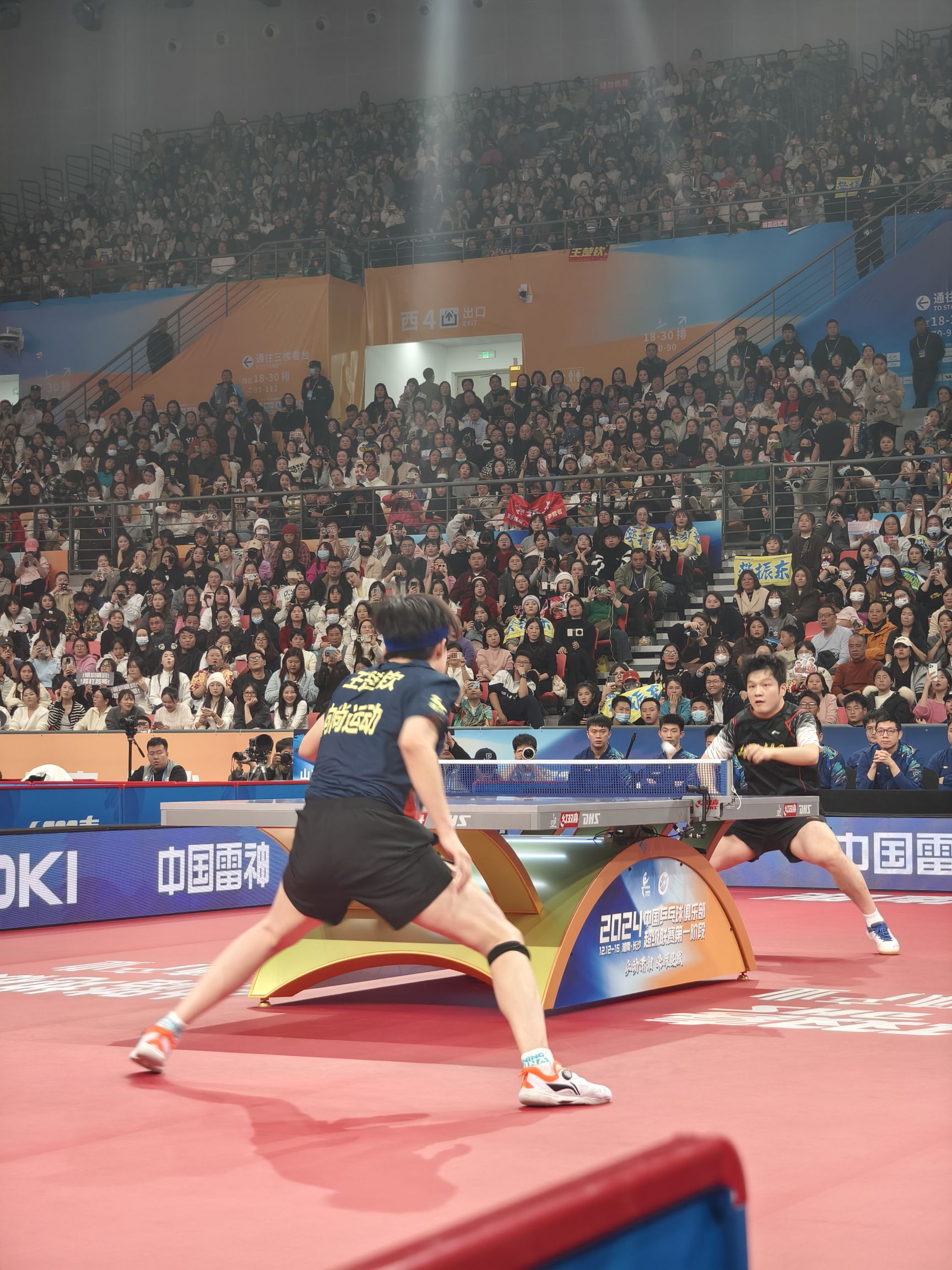 瑞典乒乓球队鏖战日本乒乓球队，樊振东爆发神勇